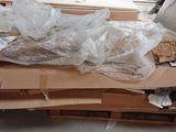 une grande pile de carton posée sur une pile de cartons