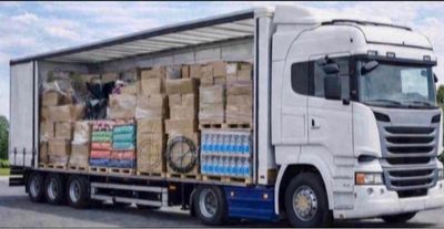 un semi-remorque avec un important chargement de cartons à l'arrière
