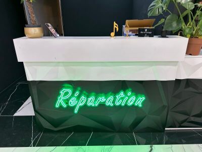 1 meuble comptoir en bois, 1 néon vert "Réparation", 4 armoi…