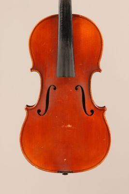 un vieux violon avec un archet accroché à son dos