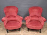 une paire de fauteuils rembourrés rouges