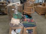 une pile de cartons et une cage à oiseaux dans un entrepôt