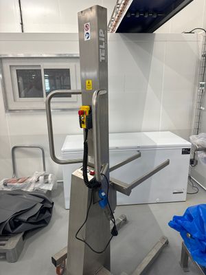 une machine placée au milieu d'une pièce