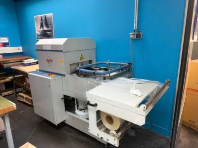 une machine qui se trouve dans une pièce dont le mur est bleu
