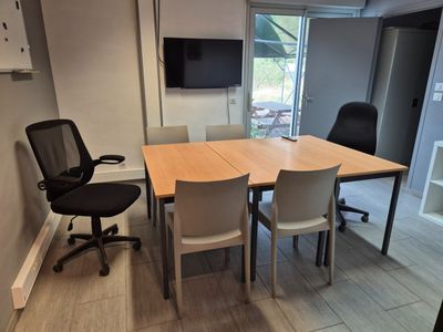 une image d'une salle de conférence avec une table et des chaises