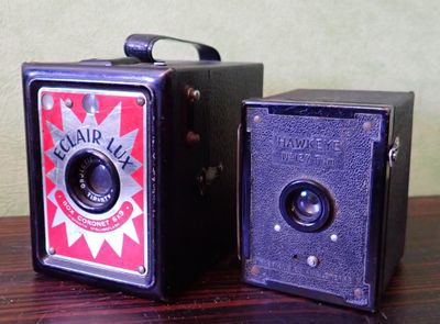 deux vieux appareils photo posés sur une table