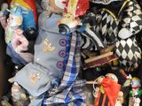 une boîte en carton remplie d'un tas de poupées en forme de clown