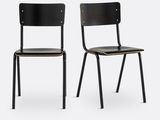 deux chaises noires placées côte à côte sur une surface blanche