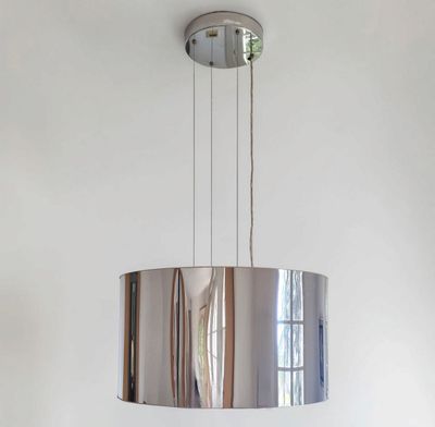 une lampe en argent suspendue au plafond d'une pièce