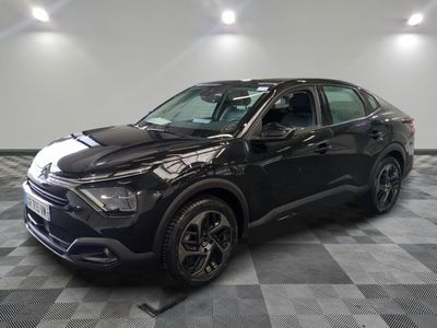 le 4x4 noir est garé sur le sol en damier d'un garage