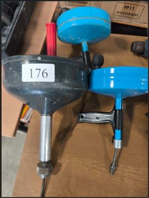 une voiture bleue et noire munie d'une plaque d'immatriculation