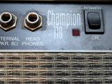 un gros plan sur un gros plan d'un amplificateur de guitare