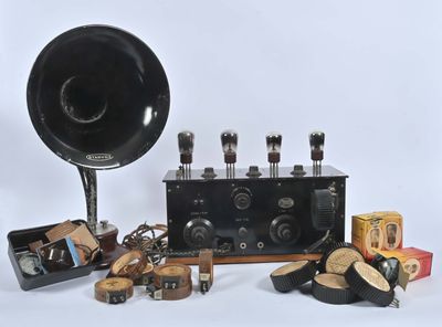 de nombreux appareils électroniques de toutes sortes posés sur une table