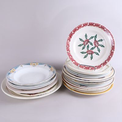 plusieurs assiettes empilées sur une table
