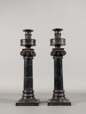 paire de bougeoirs anciens en marbre noir sur des socles en marbre