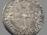 une vieille pièce d'argent ornée d'une croix