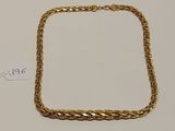 un bracelet en chaîne d'or avec un fermoir carré