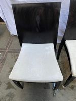 Lot de 4 chaises contemporaines, à structure en bois de coul… (photo 2)