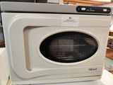 une machine à laver blanche posée sur un plan de travail