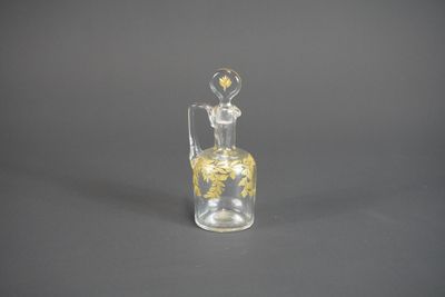 Petite carafe en verre à décor doré de guirlandes feuillagée…