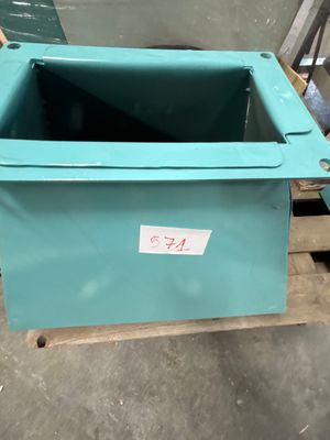 une caisse bleue posée sur une palette