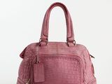 une image représentant un sac à main rose sur fond blanc