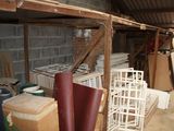 une pièce remplie de nombreux meubles de styles variés