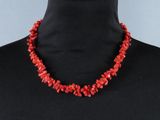 un collier de perles de corail rouge sur un mannequin, un mannequin, un mannequin, un mannequin, un mannequin, un mannequin, un mannequin, un mannequin
