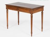 une vieille table en bois surmontée d'un tiroir