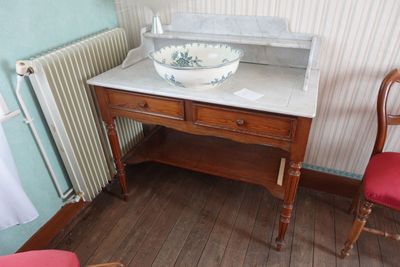 une salle de bains équipée d'un lavabo et d'une chaise