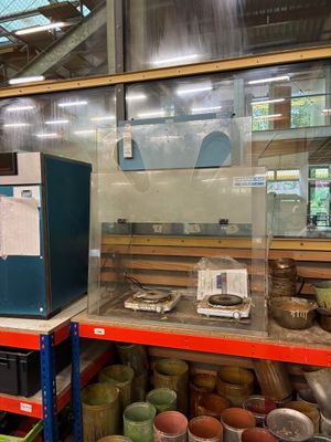 une pièce dont les étagères regorgent d'objets variés