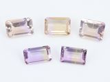 quatre améthystes taillées de formes variées sur un fond blanc