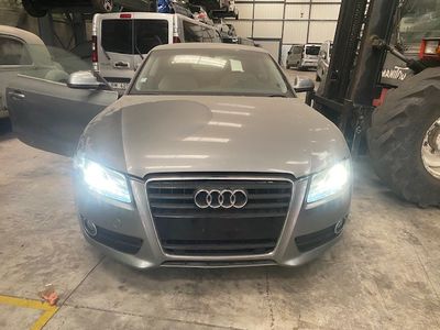une voiture garée dans un garage avec un chariot élévateur