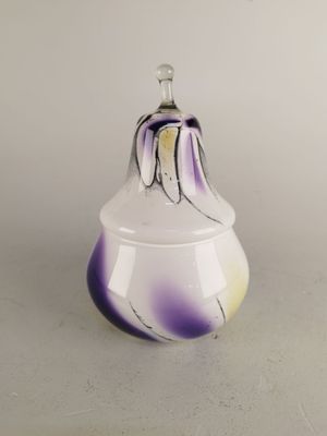 vase en verre violet et blanc avec un couvercle argenté