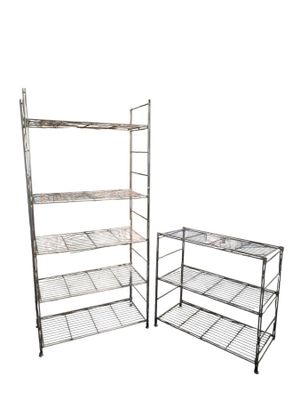 deux étagères métalliques et une table avec une étagère
