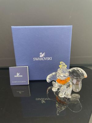 une figurine en verre représentant un éléphant coiffé d'une couronne