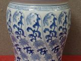 un vase bleu et blanc posé sur une table rouge