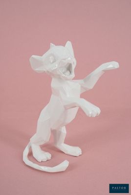 une figurine représentant un chat blanc debout sur ses pattes arrière