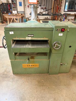l'image d'une machine installée dans un entrepôt