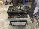 un tiroir rempli d'outils posé dans un garage