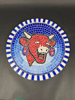 une photo d'une assiette bleue et blanche sur laquelle figure un taureau rouge