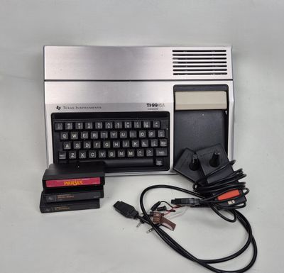 un ordinateur avec un clavier et un chargeur à côté