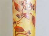 un vase en verre orné d'un motif posé sur une table