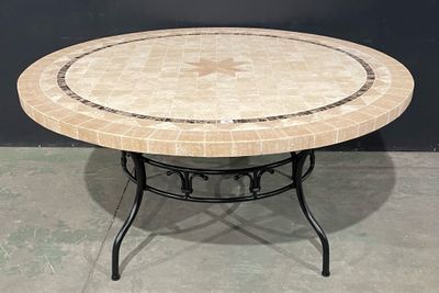 une table ronde avec un plateau en marbre et un piètement en métal