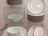 plusieurs assiettes et bols exposés dans une vitrine