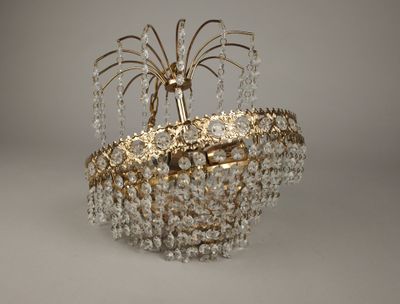 un lustre composé de perles de verre suspendu au plafond