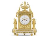 une horloge en or posée sur une table