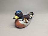 un petit canard posé sur une table