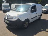 une petite camionnette blanche garée dans un parking