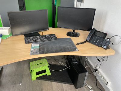 un bureau d'ordinateur équipé de deux écrans et d'un clavier